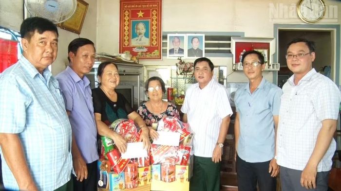 Đồng chí Lê Minh Hải, Tỉnh ủy viên, Bí thư Đảng ủy phường Giá Rai, thăm, tặng quà gia đình cách mạng tại địa phương.
