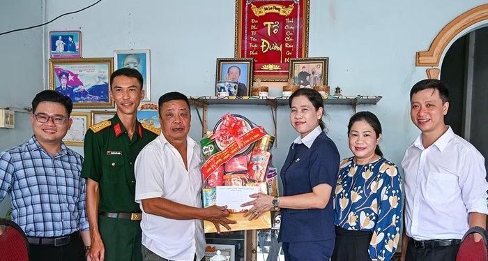 Đồng chí Tô Việt Thu, Ủy viên Ban Thường vụ Tỉnh ủy, Bí thư Đảng ủy, Chủ tịch Hội đồng nhân dân phường Bạc Liêu, đến thăm, tặng quà gia đình chính sách.