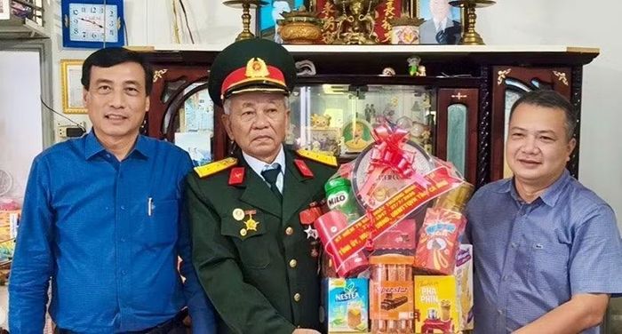 Đồng chí Hồ Văn Linh (trái) Bí thư Đảng ủy xã Hòa Bình, đến thăm, tặng quà gia đình cách mạng tại địa phương.
