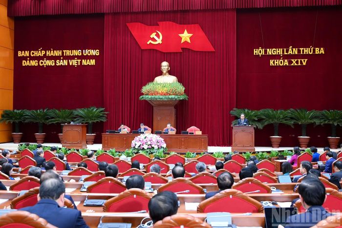  Đồng chí Trần Thanh Mẫn, Ủy viên Bộ Chính trị, Chủ tịch Quốc hội điều hành phiên bế mạc hội nghị. 