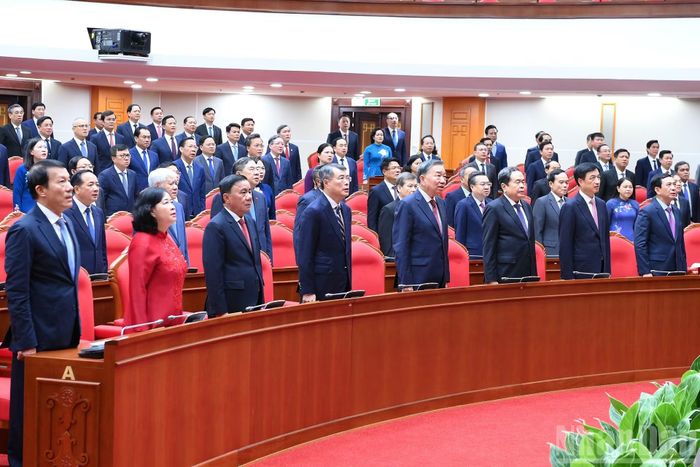 Các đồng chí lãnh đạo Đảng, Nhà nước và các đại biểu thực hiện nghi lễ chào cờ tại phiên bế mạc hội nghị. 