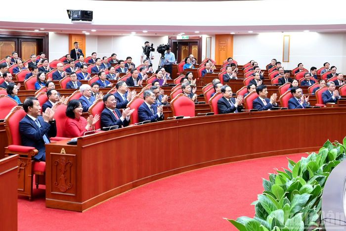 Các đồng chí lãnh đạo Đảng, Nhà nước và các đại biểu tham dự phiên bế mạc Hội nghị lần thứ ba Ban Chấp hành Trung ương Đảng Cộng sản Việt Nam khóa XIV.