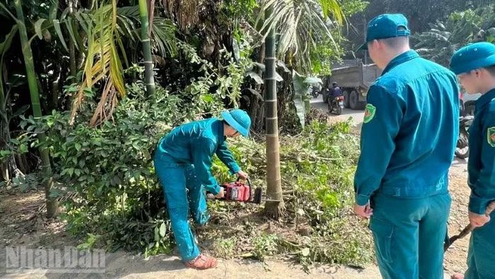 Xã Thạnh Bình huy động lực lượng dân quân tham gia hỗ trợ người dân bàn giao mặt bằng.