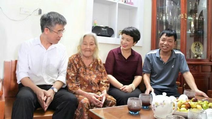 Đồng chí Chu Thành Quang ân cần hỏi thăm gia đình có thân nhân là liệt sĩ. (Ảnh: MH)