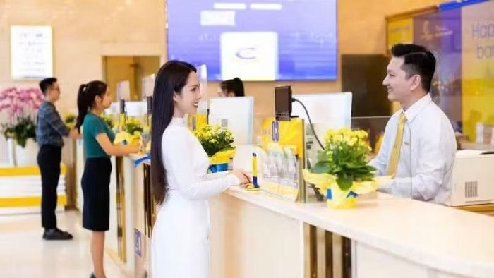 Khách hàng giao dịch tại Ngân hàng thương mại cổ phần Nam Á.
