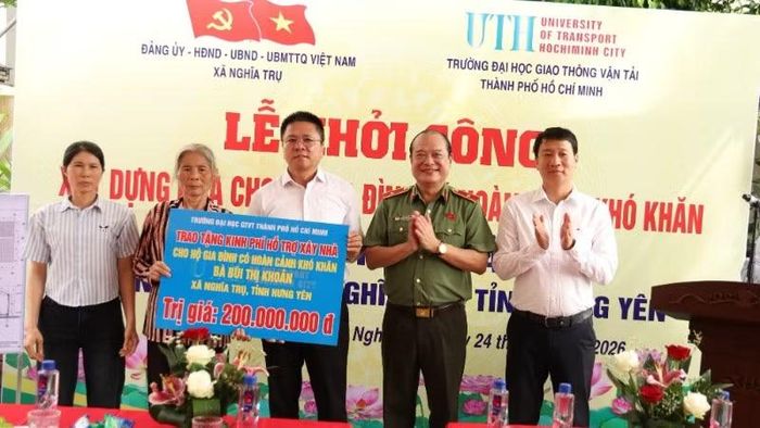 Đại diện Bộ Công an, lãnh đạo xã Nghĩa Trụ, lãnh đạo Trường đại học Giao thông vận tải Thành phố Hồ Chí Minh trao kinh phí xây nhà mới đến gia đình bà Bùi Thị Khoản, thôn Thọ Vực, xã Nghĩa Trụ. (Nguồn: UTH)