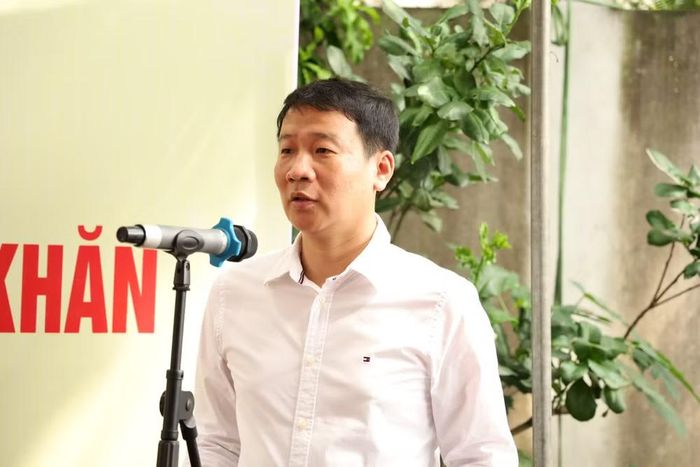 Bí thư Đảng ủy, Chủ tịch Hội đồng nhân dân xã Nghĩa Trụ Phạm Trung Thành phát biểu tại lễ khởi công xây nhà tình nghĩa cho người dân có hoàn cảnh khó khăn trên địa bàn xã.