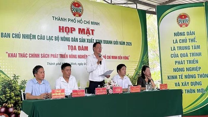 Chủ tịch Hội Nông dân thành phố Nguyễn Thành Trung phát biểu tại tọa đàm.