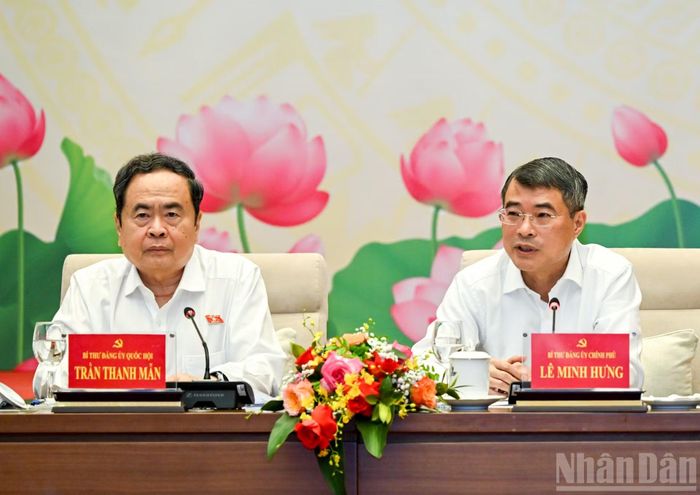 Bí thư Đảng ủy Quốc hội, Chủ tịch Quốc hội Trần Thanh Mẫn và Bí thư Đảng ủy Chính phủ, Thủ tướng Chính phủ Lê Minh Hưng chủ trì hội nghị. (Ảnh: DUY LINH)