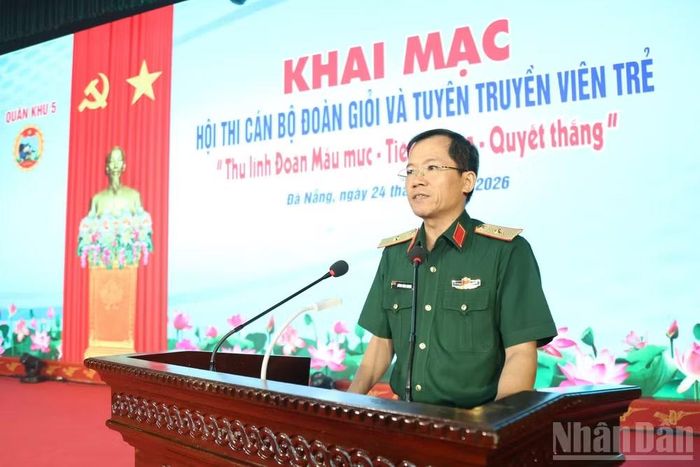 Thiếu tướng Lương Đình Chung, Bí thư Đảng ủy, Chính ủy Quân khu phát biểu khai mạc hội thi.