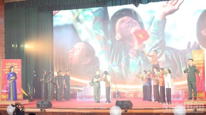 Cán bộ Đoàn thực hành các nội dung thi.