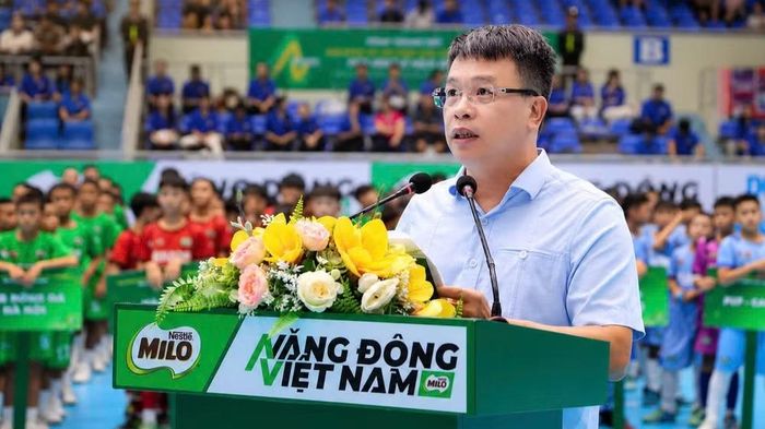 Nhà báo Nguyễn Phan Khuê phát biểu tại lễ khai mạc.