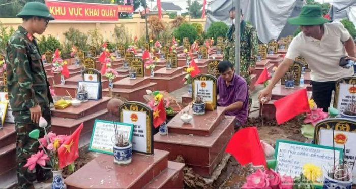 Các tổ lấy mẫu làm tranh thủ thời gian, bất kể mưa nắng.