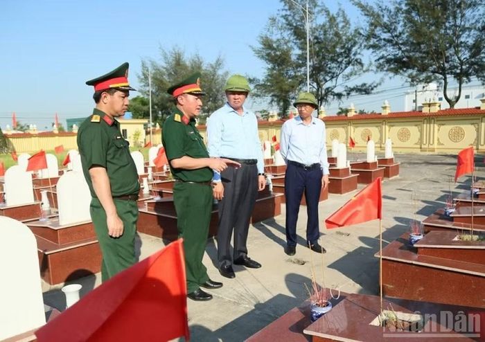 Chủ tịch Ủy ban nhân dân tỉnh Hưng Yên Nguyễn Mạnh Quyền nghe báo cáo việc lấy mẫu hài cốt liệt sĩ chưa xác định được thông tin ở Nghĩa trang Liệt sĩ Hưng Nhân, xã Long Hưng.