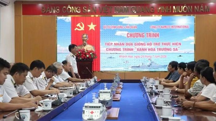 Đại tá Bùi Quang Thuyên, Phó Tư lệnh Vùng 4 chủ trì tiếp nhận cây dừa giống của doanh nghiệp trao tặng.