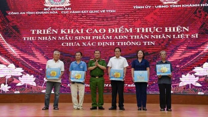 Lãnh đạo Công an tỉnh tặng quà tri ân cho các gia đình chính sách tiêu biểu trên địa bàn phường Nha Trang.