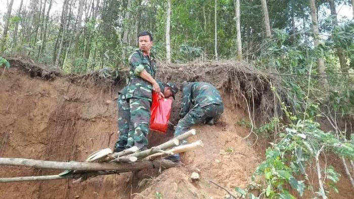 Cán bộ, chiến sĩ Đội K51 khai quật hài cốt liệt sĩ.