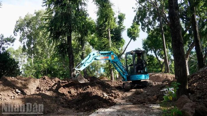 Máy đào san gạt đất đá quanh khu vực rãnh tìm kiếm.