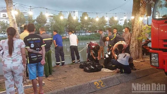 Trong chiều tối 24/7 ngành chức năng huy động nỗ lực tìm kiếm cháu Đ. M. T
