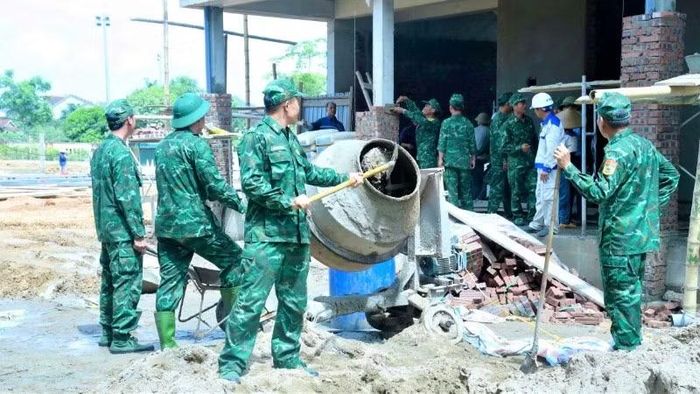 Ngay sau lễ ra quân, các cán bộ, chiến sĩ nhanh chóng bắt tay vào công việc hỗ trợ.