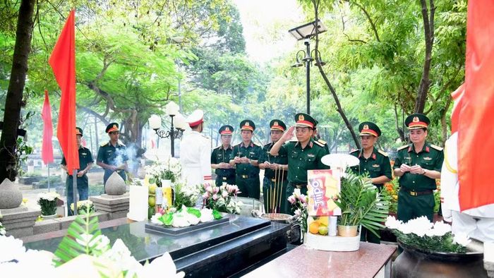Đoàn công tác Bộ Tư lệnh Thành phố Hồ Chí Minh dâng hương tri ân các Anh hùng liệt sĩ tại Đặc khu Côn Đảo.