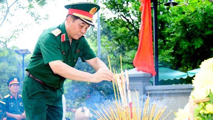 Thiếu tướng Vũ Văn Điền, Tư lệnh Bộ Tư lệnh Thành phố Hồ Chí Minh dâng hương tri ân tại đặc khu Côn Đảo.