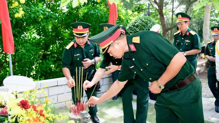 Cán bộ, chiến sĩ lực lượng vũ trang Thành phố Hồ Chí Minh dâng hương tri ân các Anh hùng liệt sĩ.
