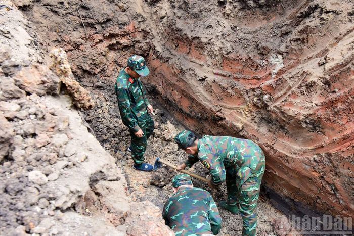 Theo ghi nhận tại hiện trường, các lực lượng khẩn trương khai quật khu đất cao gần sân bi sắt trong công viên. Ban đầu, máy xúc được sử dụng để bóc lớp đất mặt đến độ sâu khoảng 1m. Khi xuất hiện dấu hiệu nghi có hài cốt, toàn bộ hoạt động chuyển sang khai quật thủ công nhằm bảo đảm giữ nguyên hiện trạng, tránh ảnh hưởng đến hài cốt và các di vật còn lại dưới lòng đất.