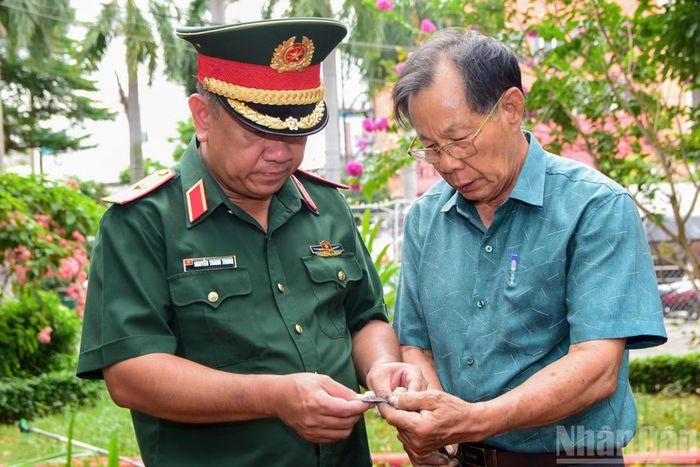  Khu vực khai quật này dài khoảng 10m, sâu hơn 1,5m và đang tiếp tục được lực lượng chức năng mở rộng để xác định phạm vi thực tế của hài cốt liệt sĩ tập thể. 