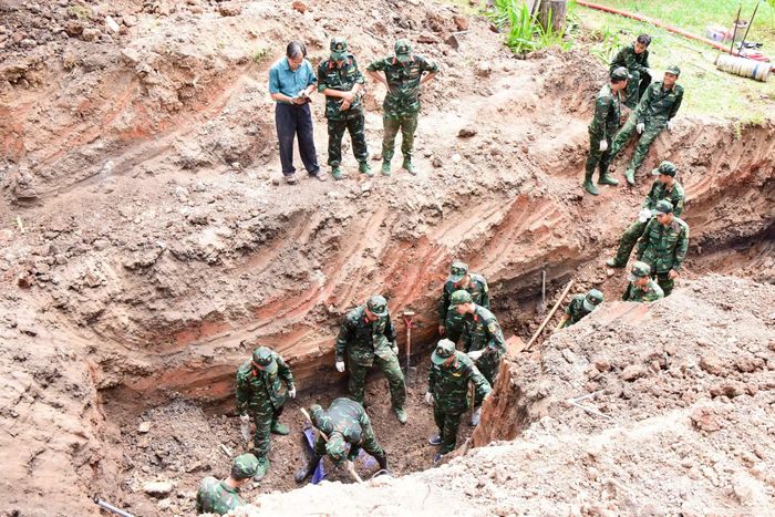 Trước đó, tại rãnh chôn tập thể dài khoảng 30m kéo từ khu vực nhà bia tưởng niệm đến gần hồ cá cạnh Nhà truyền thống Công viên Lê Thị Riêng, lực lượng quy tập đã tìm thấy 100 hài cốt liệt sĩ cùng nhiều di vật như tăng võng, dép cao su, bình tông, lược, nhẫn, bút viết, lọ dầu gió và các mẩu giấy ghi thông tin đơn vị.
