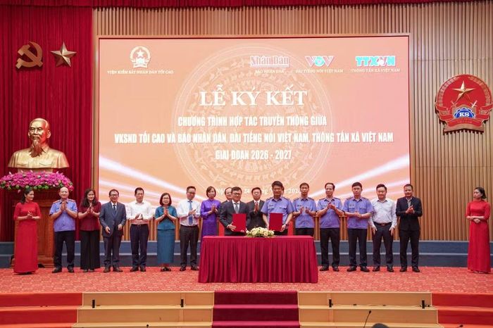 Đồng chí Nguyễn Huy Tiến, Viện trưởng Kiểm sát nhân dân tối cao và đồng chí Lê Quốc Minh, Tổng Biên tập Báo Nhân Dân thực hiện nghi thức ký kết giữa Viện Kiểm sát nhân dân tối cao với Báo Nhân Dân. (Ảnh: QUANG MINH)