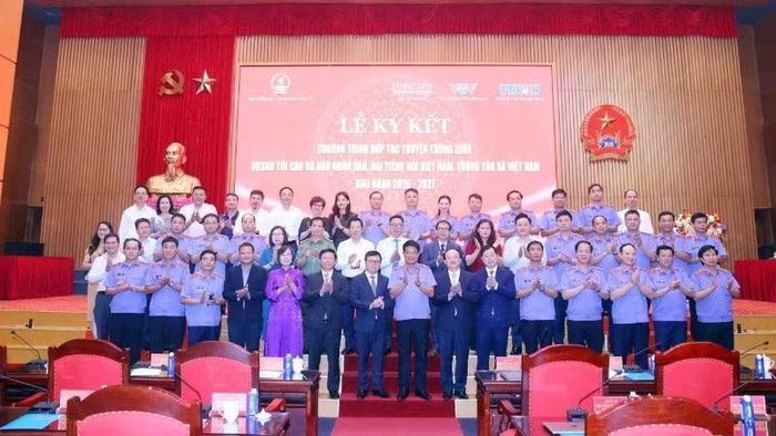 Các đại biểu chụp ảnh lưu niệm tại lễ ký kết. (Ảnh: TRUNG KIÊN)