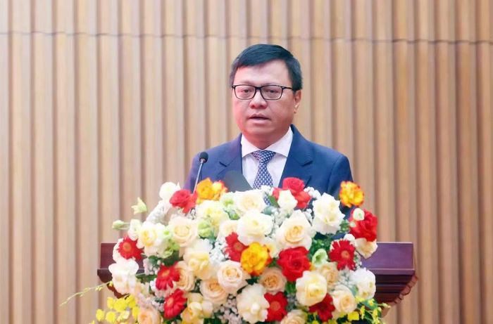 Đồng chí Lê Quốc Minh, Ủy viên Trung ương Đảng, Tổng Biên tập Báo Nhân Dân, Phó trưởng Ban Tuyên giáo và Dân vận Trung ương, Chủ tịch Hội Nhà báo Việt Nam phát biểu tại buổi lễ. (Ảnh: TRUNG KIÊN)