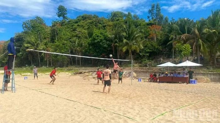 Giải bóng chuyền bãi biển nam trong khuôn khổ lễ hội.