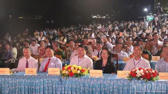 Các đại biểu tham dự đêm khai mạc lễ hội.