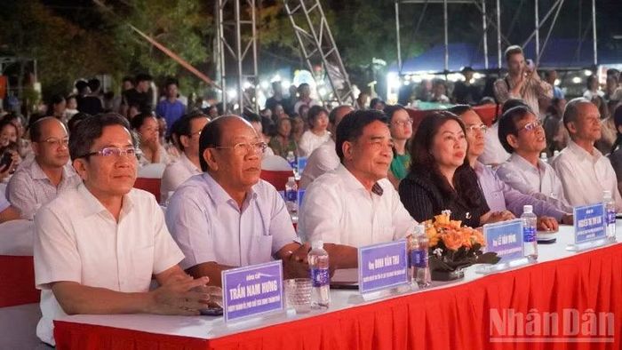 Đại biểu tham dự đêm khai mạc lễ hội.