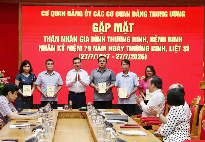 Cơ quan Đảng ủy các cơ quan Đảng Trung ương tổ chức gặp mặt thân nhân gia đình thương binh, bệnh binh.