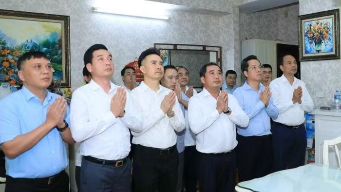 Lãnh đạo Thành ủy Hà Nội dâng hương tưởng nhớ liệt sĩ Lê Xuân Trứ.