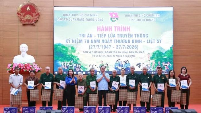 Đại diện đoàn công tác trao quà tặng thương binh, đại diện gia đình liệt sĩ, người có công trong khuôn khổ hành trình. (Ảnh: Đoàn các cơ quan Đảng Trung ương cung cấp)
