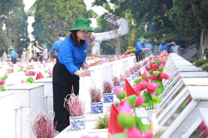 Các đại biểu dâng hương, hoa tại Nghĩa trang Liệt sĩ Quốc gia Vị Xuyên. (Ảnh: Đoàn các cơ quan Đảng Trung ương cung cấp)