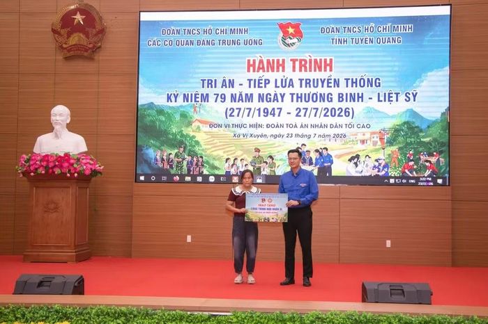 Đại diện đoàn đại biểu trao tượng trưng công trình Nhà Nhân ái tặng người dân hoàn cảnh khó khăn của địa phương. (Ảnh: Đoàn các cơ quan Đảng Trung ương cung cấp)