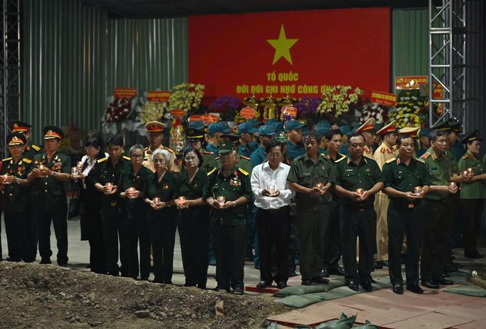 Các đại biểu thắp nến tri ân các anh hùng liệt sĩ tại khu vực khai quật hài cốt liệt sĩ ở Công viên Lê Thị Riêng.