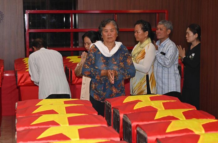  Gia đình liệt sĩ Huỳnh Văn Quên tưởng niệm các anh hùng liệt sĩ tại nhà quàn hài cốt liệt sĩ ở Công viên Lê Thị Riêng.