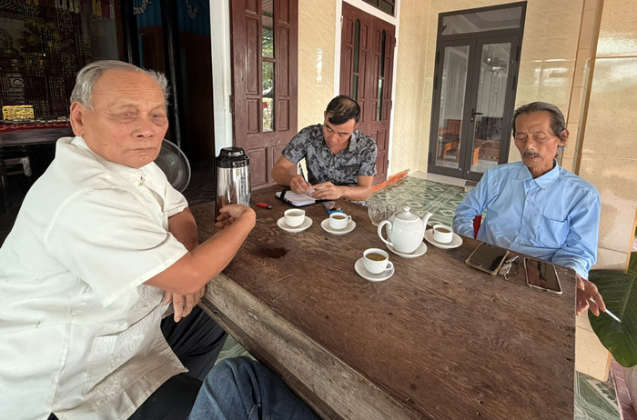 Ông Trương Quang Chương (bên trái) và ông Bùi Văn Thanh, những nhân chứng ở thôn Mai Xá. Ảnh: TUẤN HOÀNG