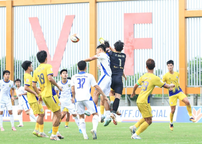 U21 Sông Lam Nghệ An vất vả vượt qua U21 Hà Nội. Ảnh: VFF