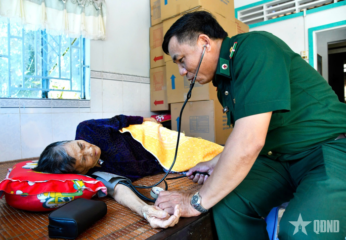 Quân y Đồn Biên phòng Nhà Mát (BĐBP tỉnh Cà Mau) khám bệnh, cấp thuốc miễn phí cho vợ Anh hùng LLVT nhân dân Lý Hữu Trí (phường Bạc Liêu).