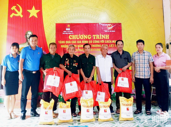 Công ty Cổ phần Thủy điện Sông Lô 4 trao quà tặng gia đình chính sách, người có công với cách mạng tại xã Tân Quang, tỉnh Tuyên Quang. 