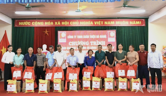 Đại diện Cụm Thủy điện Sông Lô trao quà tặng các gia đình chính sách, người có công với cách mạng tại các địa phương nơi đơn vị đứng chân. 