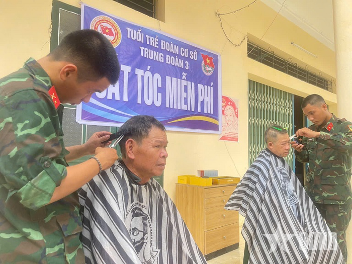 Tổ chức cắt tóc miễn phí giúp người dân. 