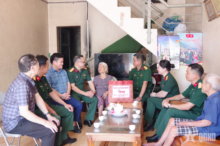 Đoàn công tác Bộ CHQS tỉnh thăm, tặng quà Bà mẹ Việt Nam anh hùng Hoàng Thị Sinh (thôn Tùng Cầu, xã Bình Liêu) nhân kỷ niệm 79 năm Ngày Thương binh - Liệt sĩ (27-7-1947 / 27-7-2026).